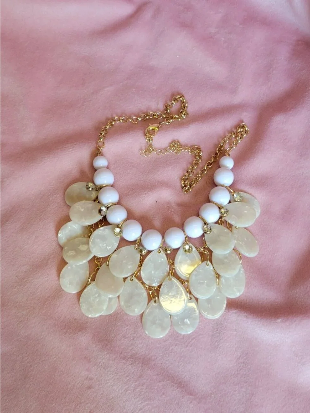Gold Tone Chain White Beaded Bib style teardrop dangle Costume Necklace N1F